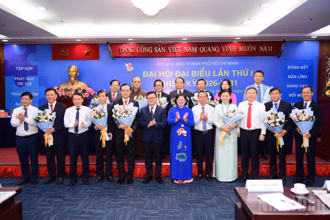Đồng chí Lê Quốc Minh, Ủy viên Trung ương Đảng, Tổng Biên tập Báo Nhân Dân, Phó Trưởng ban Tuyên giáo Trung ương, Chủ tịch Hội Nhà báo Việt Nam; đồng chí Văn Thị Bạch Tuyết, Phó Bí thư Thành ủy Thành phố tặng hoa chúc mừng Ban chấp hành Hội Nhà báo thành phố khóa 1, nhiệm kỳ 2026-2031. (Ảnh: LINH BẢO)