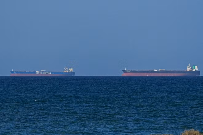 Tàu nước ngoài ở Eo biển Hormuz. Ảnh: Anadolu/TTXVN