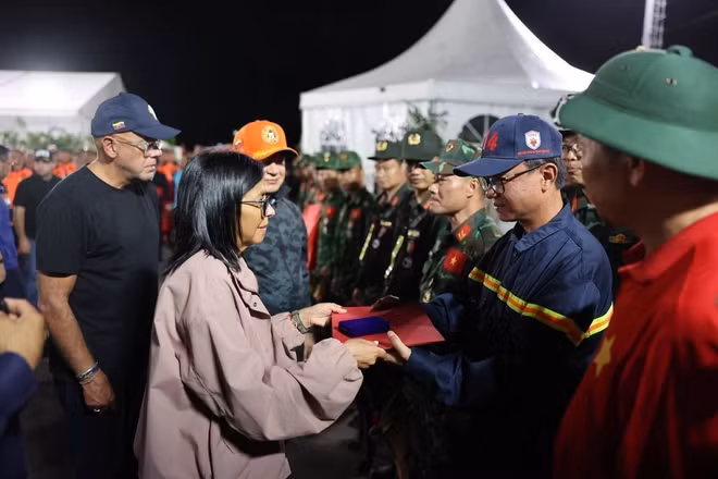 Quyền Tổng thống Venezuela Delcy Rodríguez thăm hỏi đoàn Việt Nam. 