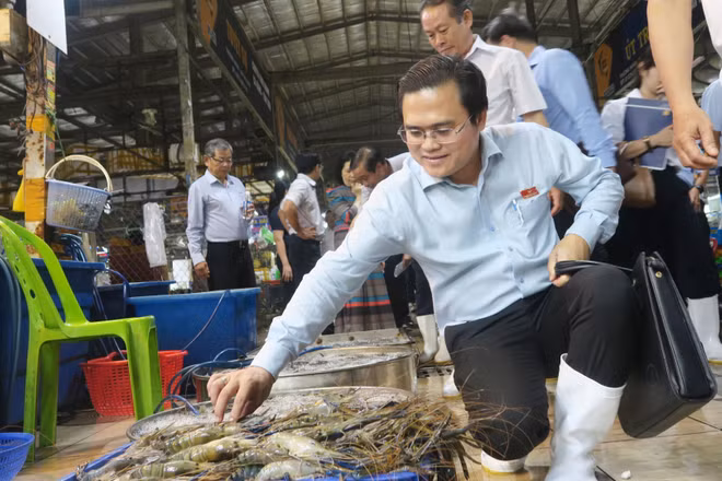 Ông Cao Thanh Bình, Trưởng Ban Văn hóa - Xã hội, HĐND Thành phố Hồ Chí Minh, trực tiếp khảo sát tại chợ Bình Điền. Ảnh: TTXVN