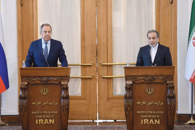 (Tư liệu) Ngoại trưởng Nga Sergey Lavrov và Ngoại trưởng Iran Seyed Abbas Araghchi tại cuộc họp báo chung ở Tehran ngày 25/2/2025. Ảnh: THX/TTXVN