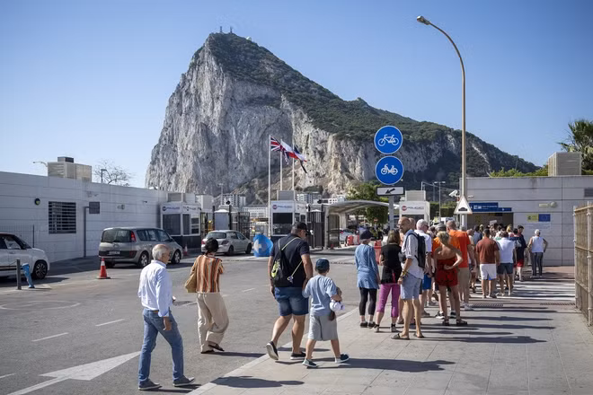 Người dân xếp hàng chờ kiểm tra giấy tờ tại cửa khẩu giữa Tây Ban Nha và Gibraltar ngày 6/7/2026. Ảnh: AA/TTXVN phát