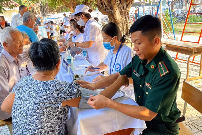 chức khám bệnh cho 400 bà con nghèo, tặng 300 suất quà cho hộ có hoàn cảnh khó khăn ở xã Ninh Điền, tỉnh Tây Ninh. Ảnh: TTXVN