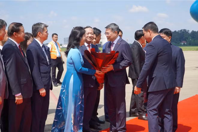 Thủ tướng Chính phủ Lê Minh Hưng tới sân bay quốc tế Wattay, Thủ đô Vientiane bắt đầu chuyến thăm chính thức Cộng hòa Dân chủ Nhân dân Lào theo lời mời của Thủ tướng Lào Saleumxay Kommasith. (Ảnh: VOV)