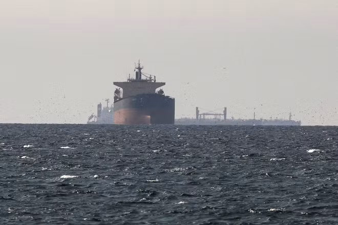 Tàu thuyền vận chuyển trên eo biển Hormuz. (Ảnh: THX/TTXVN)
