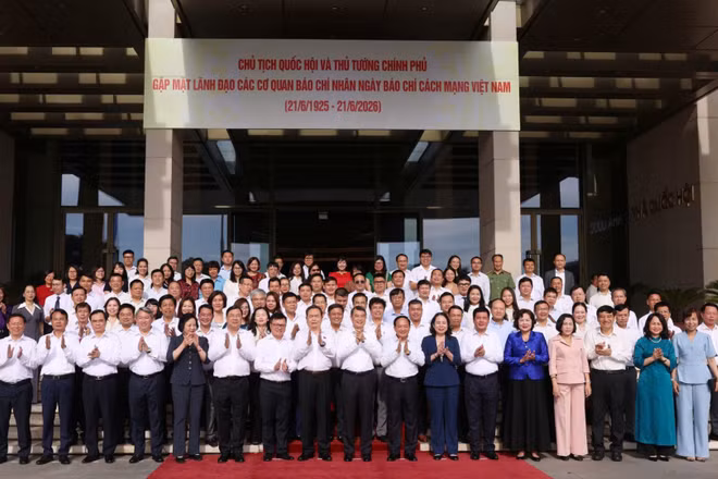 Thủ tướng chính phủ Lê Minh Hưng và Chủ tịch Quốc hội Trần Thanh Mẫn chụp ảnh cùng các đại biểu. (Ảnh: DUY LINH)