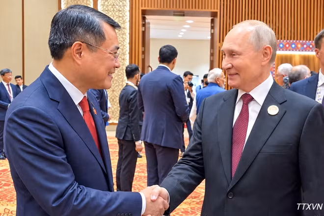 Thủ tướng Lê Minh Hưng gặp ngắn Tổng thống Liên bang Nga Vladimir Putin. Ảnh: TTXVN