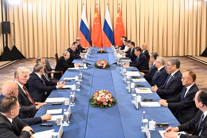 Tổng thống Nga Vladimir Putin và Chủ tịch Trung Quốc Tập Cận Bình tại cuộc gặp bên lề Hội nghị thượng đỉnh SCO ở Kyrgyzstan ngày 31/8/2026. (Ảnh: THX/TTXVN phát)