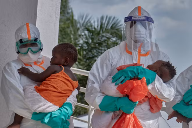 Nhân viên y tế chăm sóc bệnh nhân Ebola tại Bunia, tỉnh Ituri, CHDC Congo. (Ảnh: THX/TTXVN)