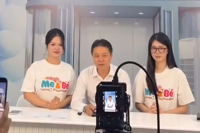 Ông Bùi Huy Hoàng, Phó Giám đốc Trung tâm Phát triển thương mại điện tử và công nghệ số, Cục Thương mại điện tử và Kinh tế số (Bộ Công thương) khởi động “MegaLive thanh niên” ngành hàng mẹ và bé thúc đẩy phát triển thương mại điện tử