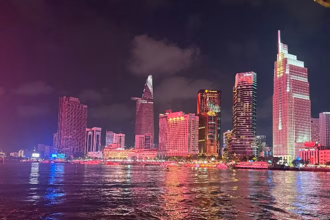 Du ngoạn trên sông Sài Gòn ngắm vẻ đẹp thành phố về đêm. (Ảnh: Nhân Dân)