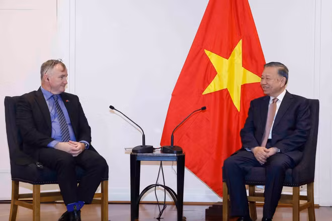 Tổng Bí thư, Chủ tịch nước Tô Lâm tiếp ông Craig Bradshaw, Giám đốc điều hành Công ty EQ Resources Limited (Australia). (Ảnh: TTXVN)