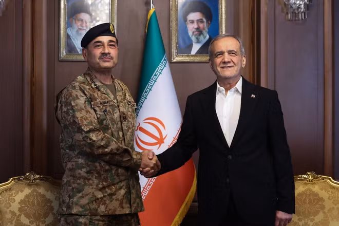 Tổng thống Iran Masoud Pezeshkian (phải) tiếp Tư lệnh quân đội Pakistan Asim Munir đang ở Tehran nhằm thúc đẩy triển vọng nối lại đàm phán Mỹ - Iran, ngày 16/4/2026. Ảnh: Anadolu/TTXVN