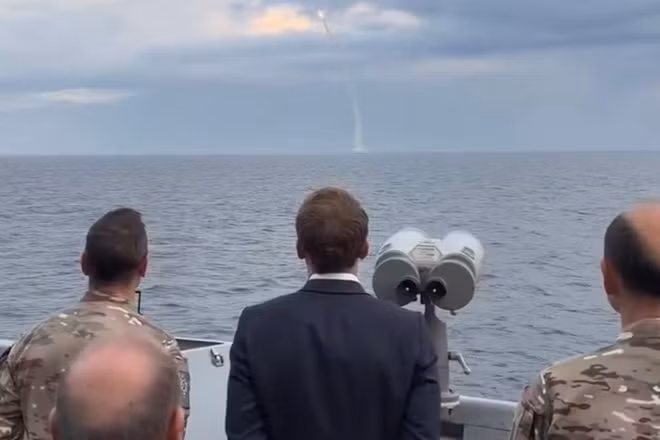 Tổng thống Pháp Emmanuel Macron theo dõi vụ phóng thử tên lửa đạn đạo Le Vigilant. Ảnh: Cắt từ clip đăng trên trang X chính thức Emmanuel Macron.