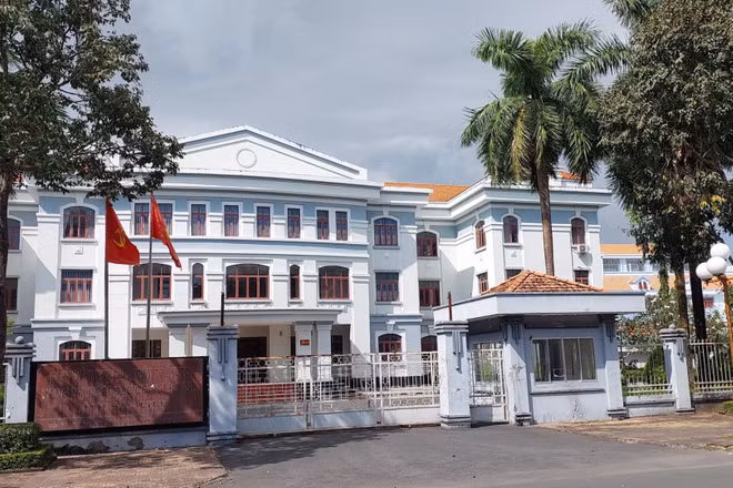 Trụ sở các cơ quan Mặt trận tổ quốc và đoàn thể tỉnh Bạc Liêu cũ được đề xuất giao cho Trung tâm Phát triển Quỹ đất để khai thác bán đấu giá hoặc mời gọi đầu tư. Ảnh: TTXVN