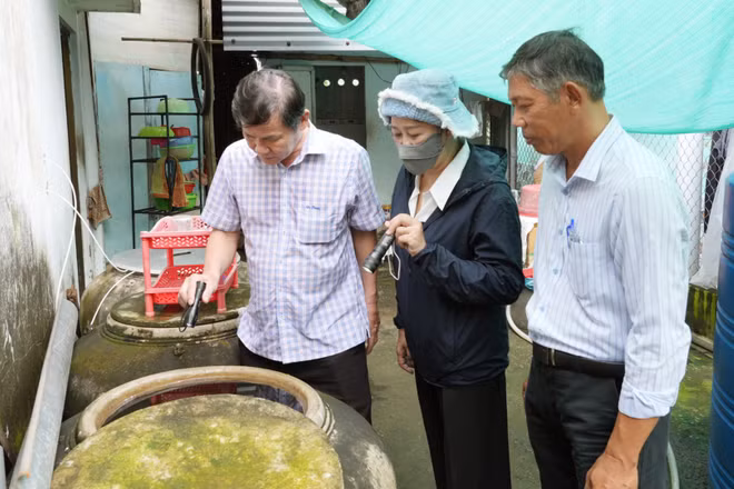 Cán bộ y tế giám sát véc-tơ truyền bệnh sốt xuất huyết Dengue tại các hộ gia đình trên địa bàn tỉnh Đồng Tháp. Ảnh: TTXVN