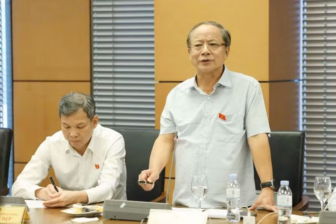 Tiến sĩ Nguyễn Văn Thân, Chủ tịch Hiệp hội Doanh nghiệp nhỏ và vừa Việt Nam (phải). Ảnh: PV