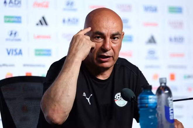 Huấn luyện viên đội tuyển Ai Cập Hossam Hassan trong buổi họp báo sau trận đấu. Ảnh: FIFA.
