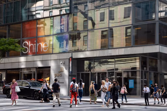 Người dân di chuyển trên đường phố tại New York, Mỹ. (Ảnh: TTXVN)
