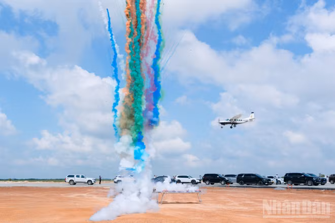 Máy bay Cessna 208 thực hiện chuyến bay kỹ thuật trên khu vực đường cất hạ cánh tại Cảng hàng không Quảng Trị. (Ảnh: Hiếu Minh)