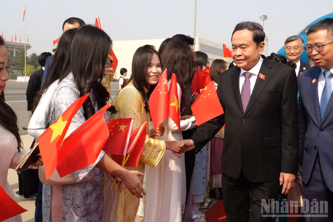 Chủ tịch Quốc hội Trần Thanh Mẫn đến Thủ đô Bắc Kinh, bắt đầu thăm chính thức Trung Quốc. (Ảnh: HỮU HƯNG-VI SA)