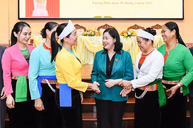 Đồng chí Bùi Thị Minh Hoài, Ủy viên Bộ Chính trị, Bí thư Trung ương Đảng, Chủ tịch Ủy ban Trung ương Mặt trận Tổ quốc Việt Nam tiếp xúc cử tri tại tỉnh Phú Thọ.