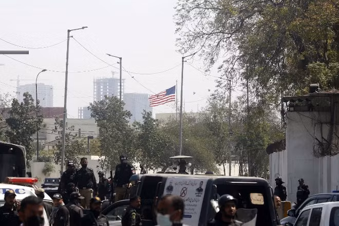 Lực lượng thực thi pháp luật được triển khai bên ngoài Lãnh sự quán Mỹ tại Karachi, Pakistan, ngày 1/3/2026. Ảnh: THX/TTXVN