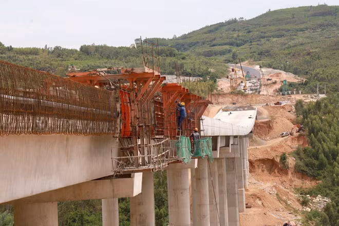 Công nhân làm việc trên cao nên cần có biện pháp đảm bảo an toàn lao động. Ảnh: TTXVN