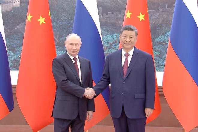 Chủ tịch Trung Quốc Tập Cận Bình (phải) hội đàm với Tổng thống Nga Vladimir Putin. (Ảnh: CCTV)