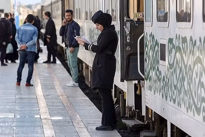 Người dân chờ tàu ở Tehran, Iran. (Ảnh: Tasnim)