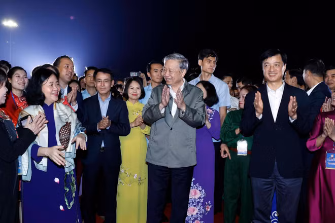Tổng Bí thư Tô Lâm dự Ngày hội Đại đoàn kết toàn dân tộc tại phường Thượng Cát, thành phố Hà Nội vào tháng 11/2025. (Ảnh: TTXVN)