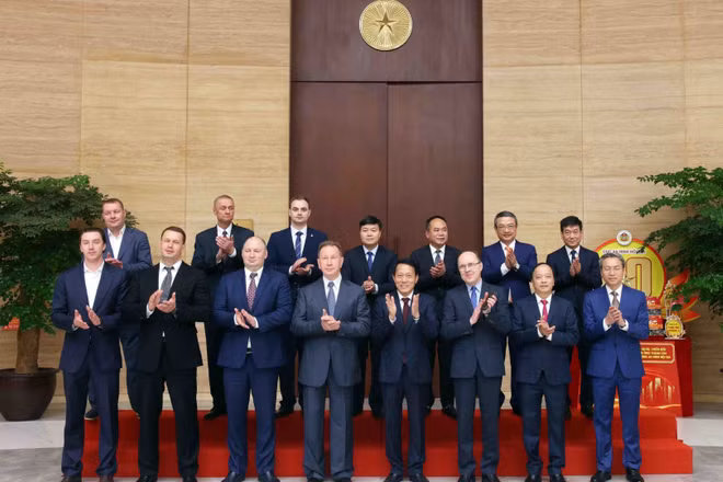 Đại tướng Lương Tam Quang, Bộ trưởng Bộ Công an Việt Nam và Đại tướng Zolotov Viktor, Giám đốc Cơ quan Vệ binh quốc gia Liên bang Nga cùng các đại biểu. Ảnh: TTXVN