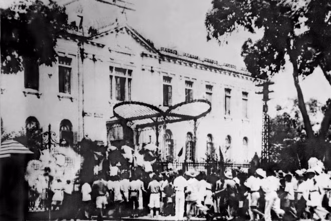 Quần chúng cách mạng và tự vệ chiếm Phủ Khâm sai (Bắc Bộ phủ), ngày 19/8/1945. Ảnh tư liệu.