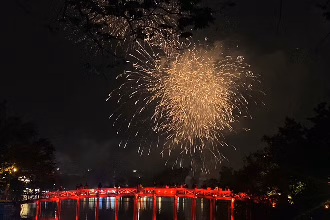 Màn pháo hoa chào đón Năm mới 2026 tại Hồ Hoàn Kiếm