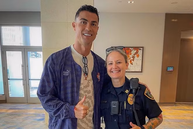 Một nữ cảnh sát Houston chụp ảnh lưu niệm cùng Ronaldo. Nguồn: X của Cảnh sát Houston.