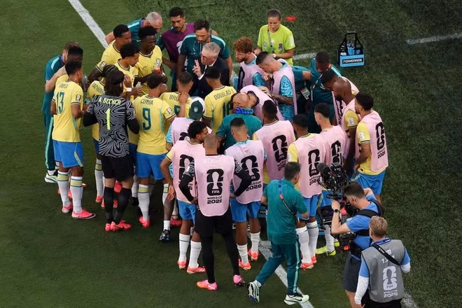 Huấn luyện viên Carlo Ancelotti tranh thủ chỉ đạo trong phút giải lao giữa hiệp của các cầu thủ Brazil. Ảnh: Xinhua