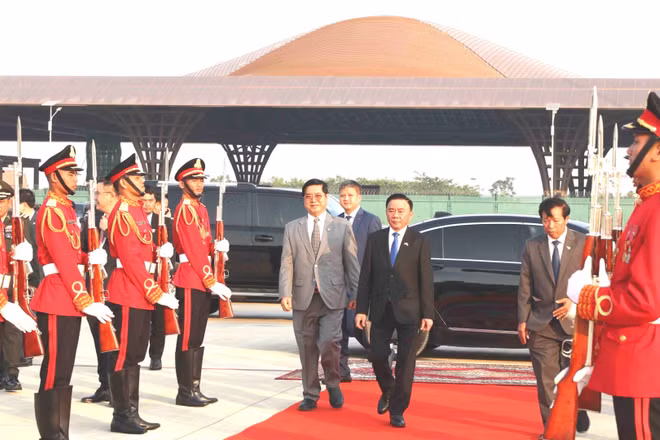 Thường trực Ban Bí thư Trần Cẩm Tú rời sân bay Techo, lên đường về nước. (Ảnh: TTXVN)