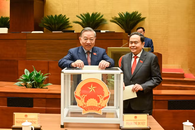 Tổng Bí thư Tô Lâm và Chủ tịch Quốc hội khóa XV Trần Thanh Mẫn bỏ phiếu bầu Chủ tịch Quốc hội khóa XVI sáng 6/4. (Ảnh: DUY LINH)
