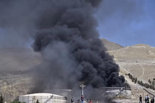 Khói bốc lên từ kho chứa nhiên liệu ở Tehran, Iran sau cuộc tấn công của Israel. Ảnh: Kyodo/TTXVN