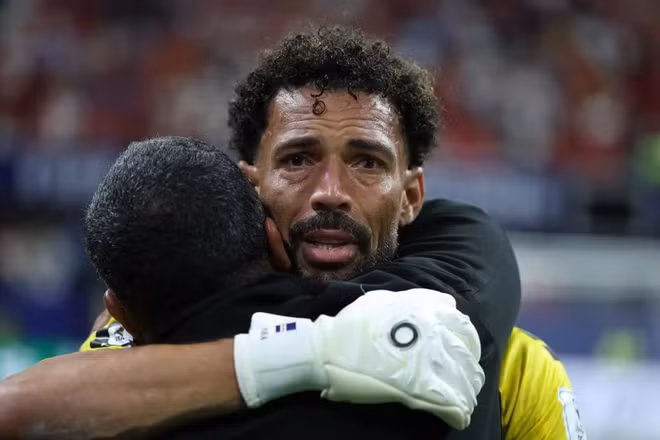 Thủ môn Vozinha giúp đội tuyển Cape Verde gây bất ngờ khi cầm hòa đội tuyển Tây Ban Nha. (Ảnh: FIFA)