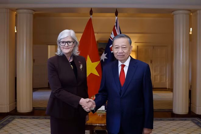 Tổng Bí thư, Chủ tịch nước Tô Lâm và Toàn quyền Australia Sam Mostyn tại Lễ đón. ̣(Ảnh: TTXVN)