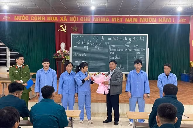 Học viên lớp học xóa mù tại Cơ sở cai nghiện ma túy số 2 tỉnh Thanh Hóa tặng hoa giáo viên giáo sau khi kết thúc lớp học. Ảnh: Công an Thanh Hóa