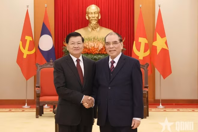 Tổng Bí thư Ban Chấp hành Trung ương Đảng Nhân dân Cách mạng Lào, Chủ tịch nước Cộng hòa Dân chủ Nhân dân Lào Thongloun Sisoulith đã thăm nguyên Tổng Bí thư Ban Chấp hành Trung ương Đảng Cộng sản Việt Nam Nông Đức Mạnh. Ảnh: QĐND