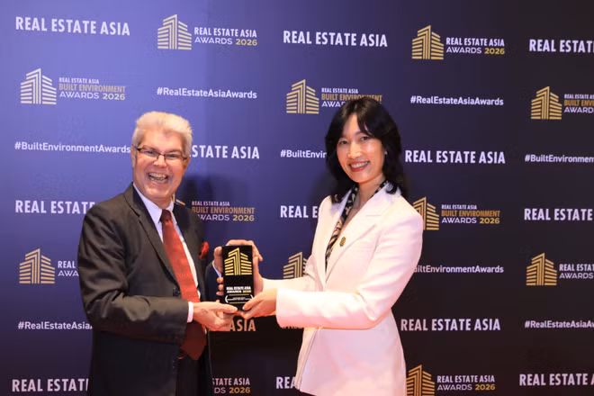 Đại diện Masterise Homes nhận cúp vinh danh tại hạng mục Developer of the Year - Vietnam 2026. (Ảnh: Real Estate Asia Awards 2026)