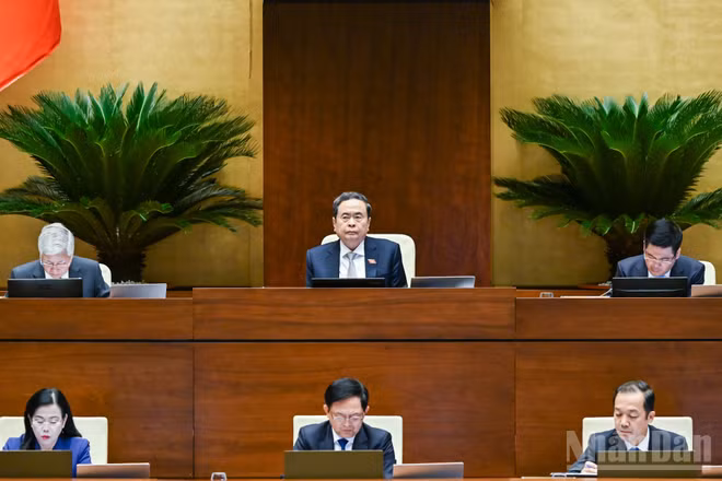 Chủ tịch Quốc hội Trần Thanh Mẫn và các Phó Chủ tịch Quốc hội chủ trì, điều hành phiên họp. (Ảnh: DUY LINH)