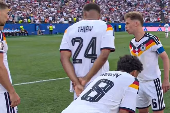 Kimmich đề nghị các cầu thủ lĩnh trách nhiệm đá quả sút luân lưu thứ 6 nhưng không ai hưởng ứng. Ảnh chụp màn hình.