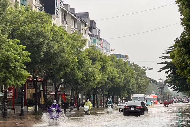 Khu vực An Khánh ngập sâu khiến nhiều phương tiện di chuyển khó khăn. Ảnh: THẾ ĐẠI