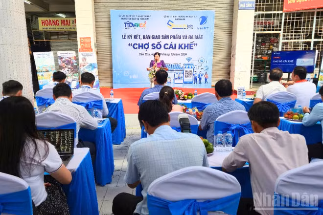 Quang cảnh lễ ký kết, bàn giao sản phẩm và ra mắt mô hình Chợ Cái Khế trên nền tảng số 247. (Ảnh: VĂN ÚT)