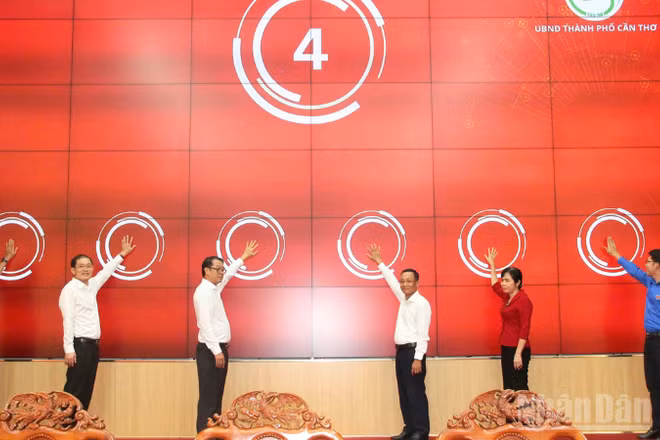 Nghi thức phát động Chiến dịch “60 ngày ra quân đi từng ngõ, gõ từng nhà, hướng dẫn từng người dân kỹ năng số, sử dụng các dịch vụ số”. (Ảnh: VĂN ÚT)