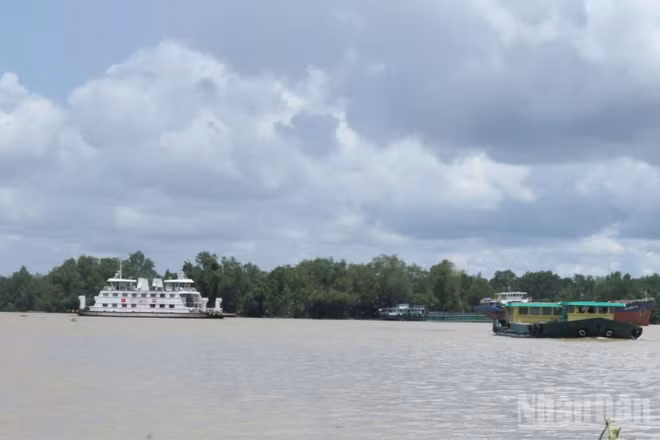 Phương tiện vận chuyển vật liệu xây dựng trên Cửa sông Đại Ngãi. (Ảnh: HOÀI XUYÊN)